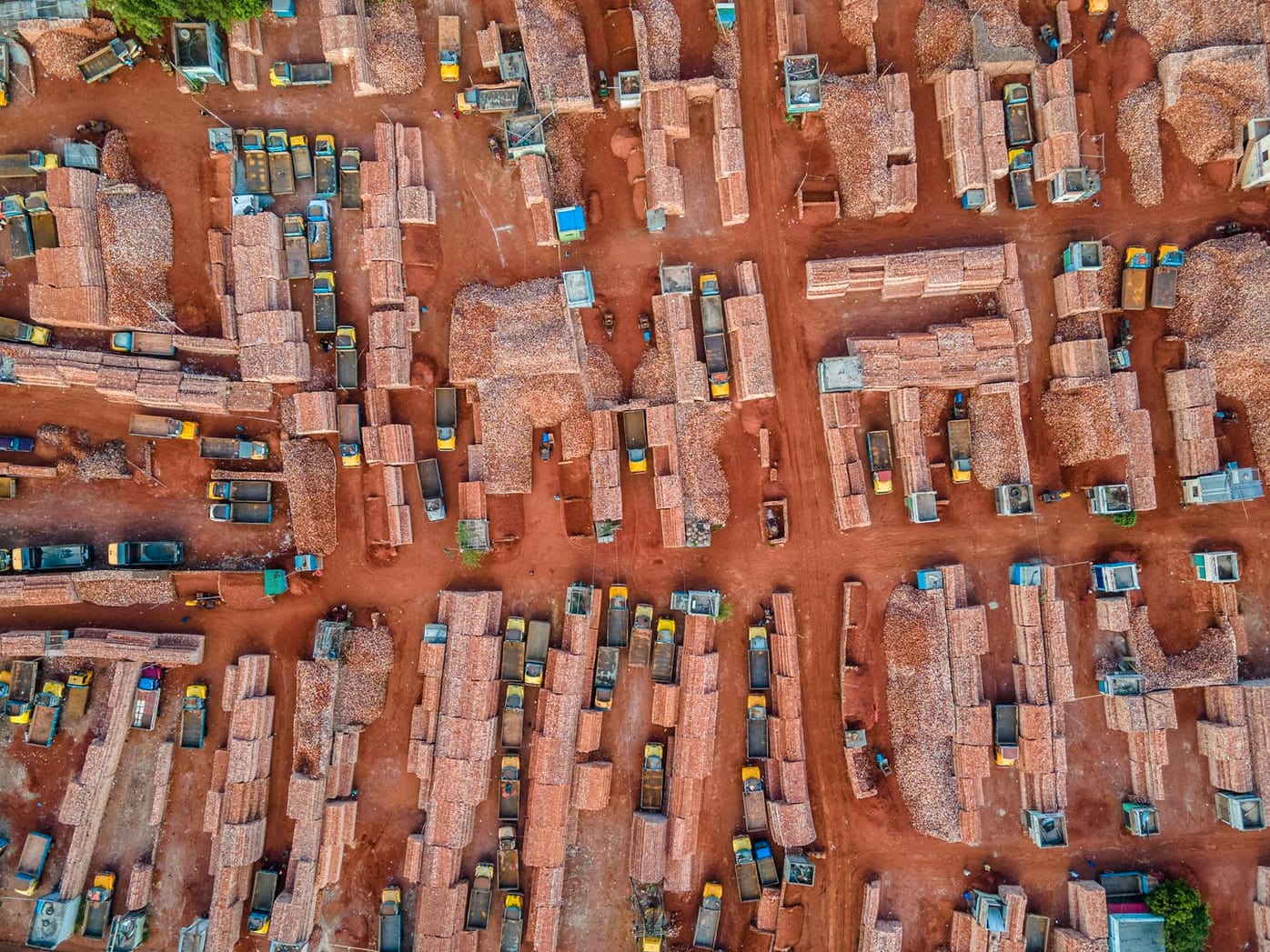 Carregamento de tijolos cerâmicos para transporte à obra
