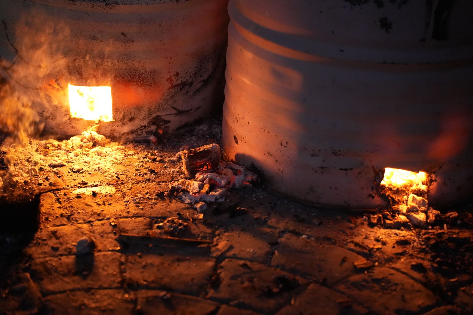 Peças cerâmicas em processo de queima em forno