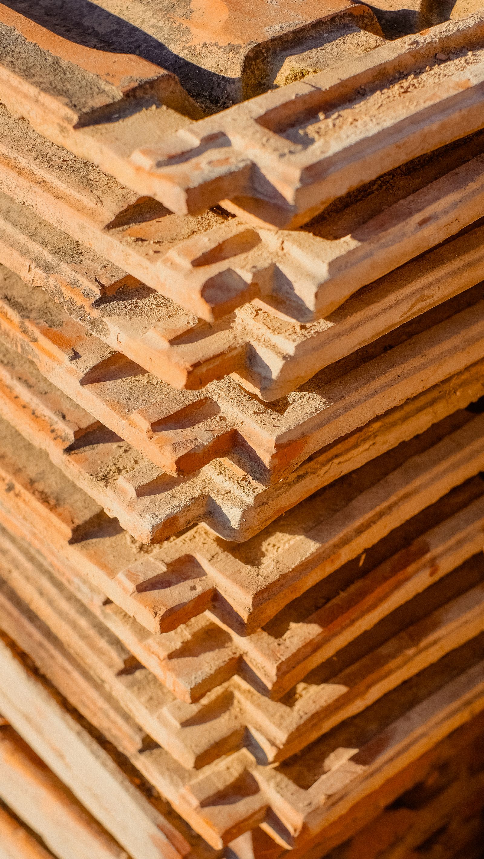 Telhas de barro cozido empilhadas prontas para expedição
